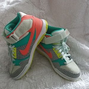 Nike sneakers NEW...SIZE 9